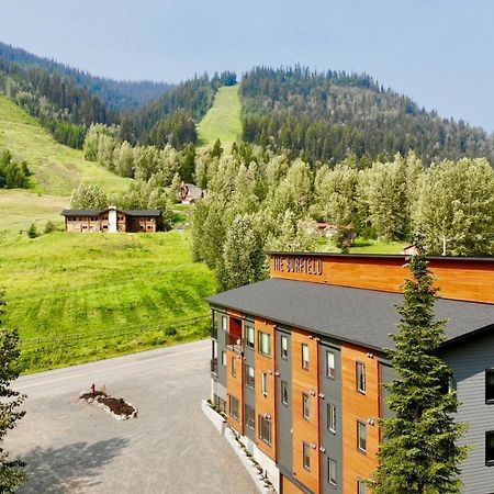 The Burfield Hotel Sun Peaks Buitenkant foto
