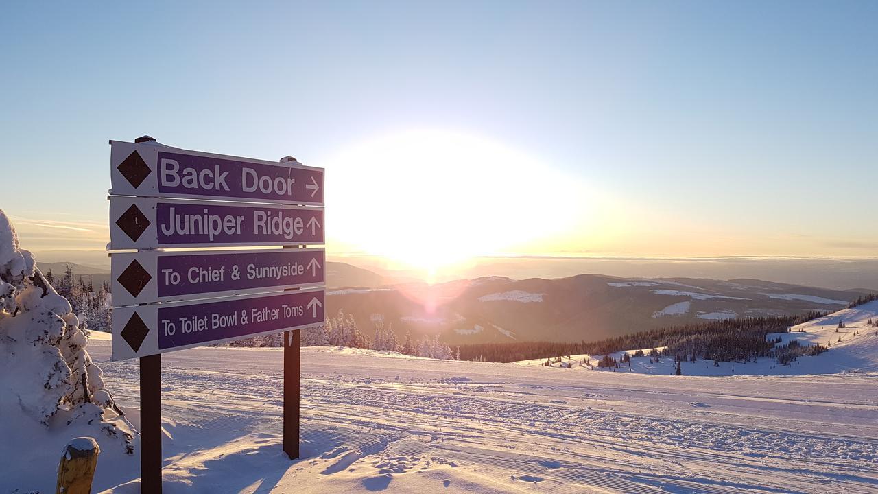 The Burfield Hotel Sun Peaks Buitenkant foto