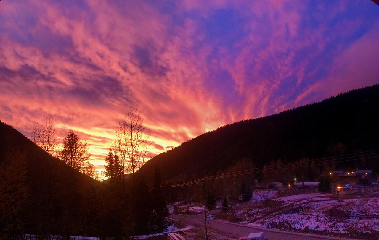 The Burfield Hotel Sun Peaks Buitenkant foto